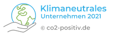 Logo für "Klimaneutrales Unternehmen seit 2021" mit Erdsymbol und einer Hand, die den Planeten stützt.