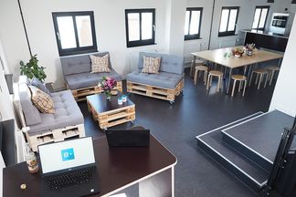 Turmzimmer bei e-pixler mit modernen Möbeln und einem Tisch für Besprechungen.