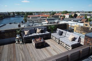 Terrasse bei e-pixler mit Sitzgelegenheiten und Blick auf die Stadt.