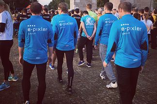 Team von e-pixler beim Firmenlauf, alle in blauen T-Shirts mit dem e-pixler Logo.