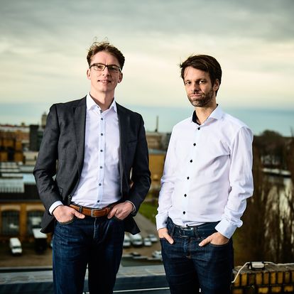 Foto der Geschäftsführer von e-pixler, Roman Rammelt und Stefan Otto, auf der Dachterrasse des Büros.