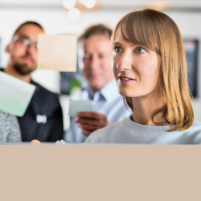 Ein UX-Team arbeitet an der Planung barrierefreier Weblösungen mit Post-it-Notizen zur Ideenstrukturierung.
