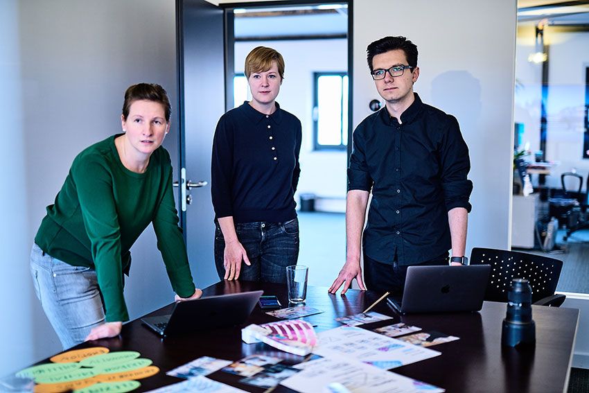 UX-Team bei e-pixler Drei UX-Designer bei e-pixler arbeiten gemeinsam an Konzepten und Strategien für eine verbesserte Benutzererfahrung.