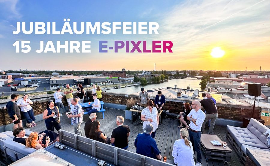 Ausblick über die Dachterasse der Leuchtenfarbik mit Partygästen Foto der Dachterasse der Leuchtenfabrik mit Festgesellschaft